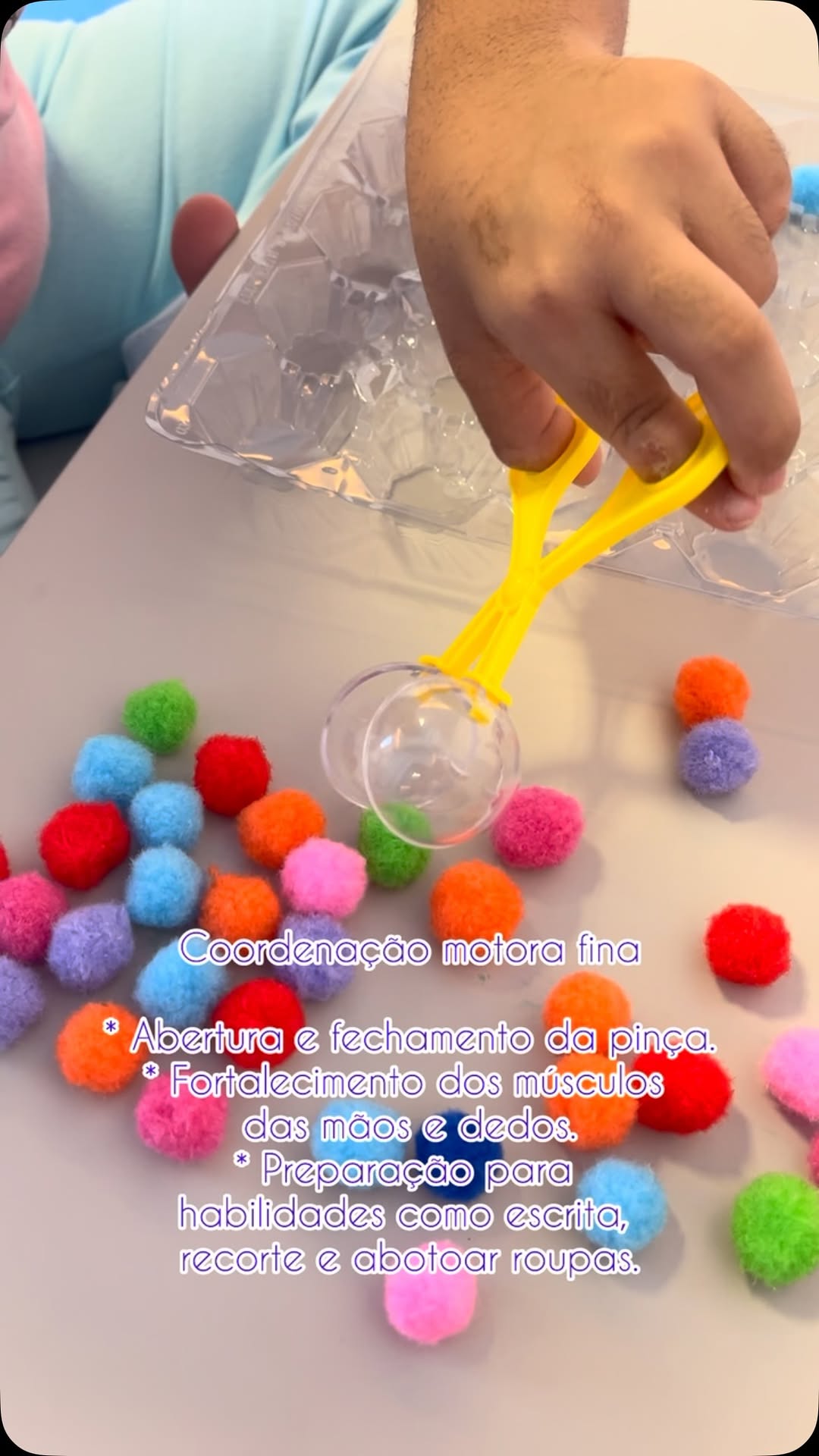 Atividade com pinça e pompons coloridos