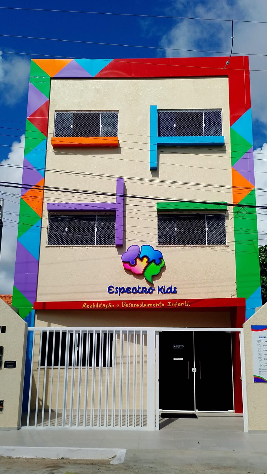 Fachada colorida da clínica Espectro Kids, no Grageru