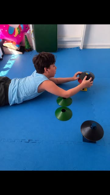 Criança em circuito de psicomotricidade sobre o tatame da clínica